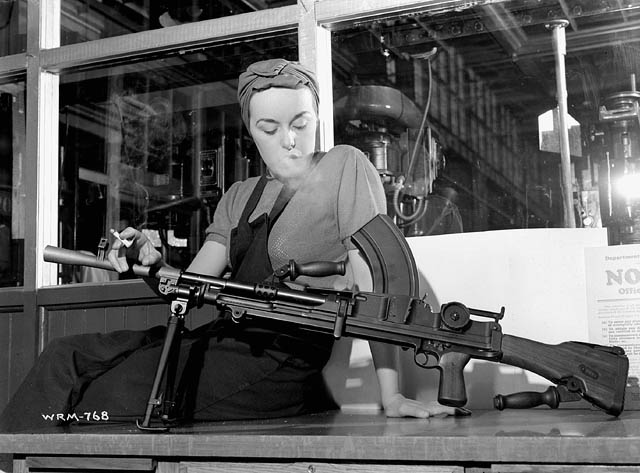 Veronica Foster, known as “The Bren Gun Girl,” poses with a finished Bren gun at the John Inglis & Co. plant, May 1941.(courtesy National Film Board of Canada/Photothèque/Library and Archives Canada/MIKAN 3195801)